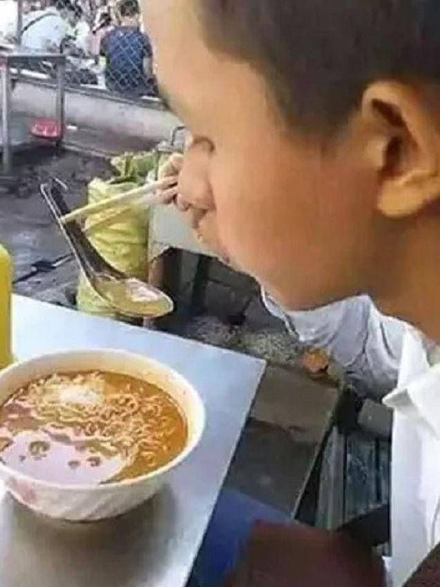 cara makan pakai sumpit (instagram.com/lucu.aja_13)