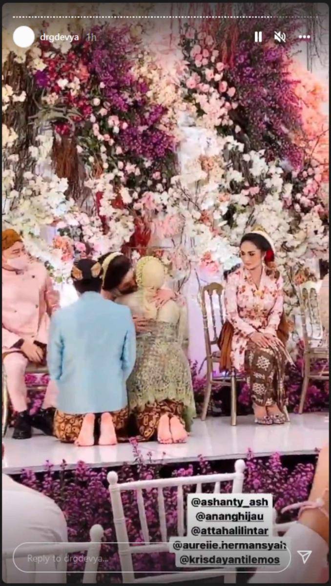 Krisdayanti di 7 bulanan Aurel Hermansyah (Instagram.com/drgdevya/)