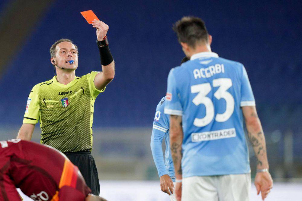 Francesco Acerbi saat mendapatkan kartu merah dari wasit (thelaziali.com)