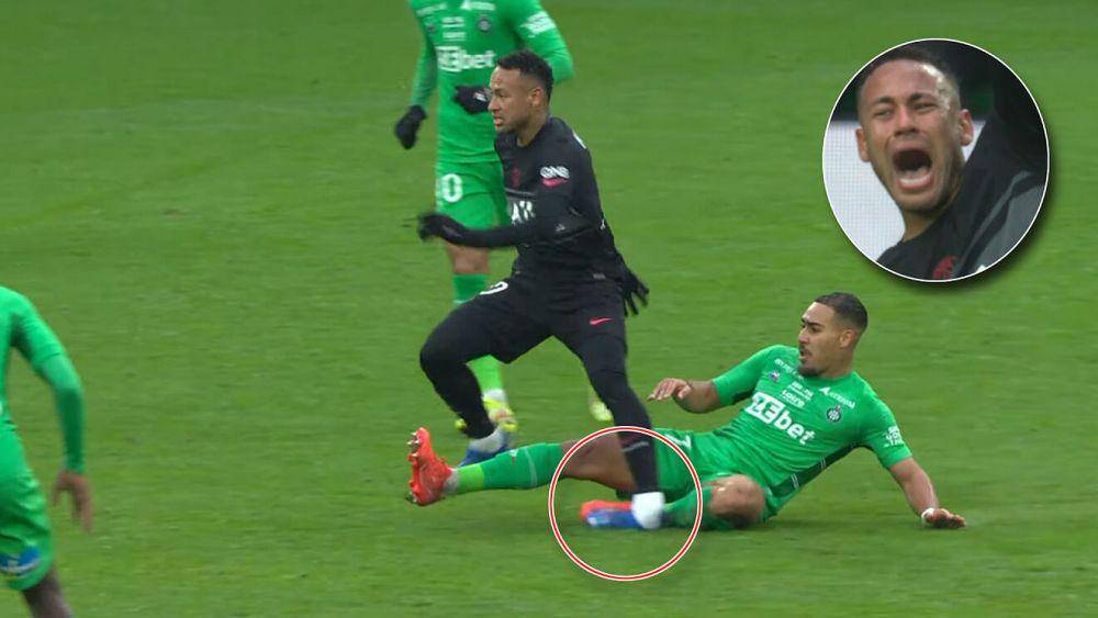 Neymar mengalami cedera parah setelah terkenal tekel oleh pemain AS Saint-Etienne (marca.com)