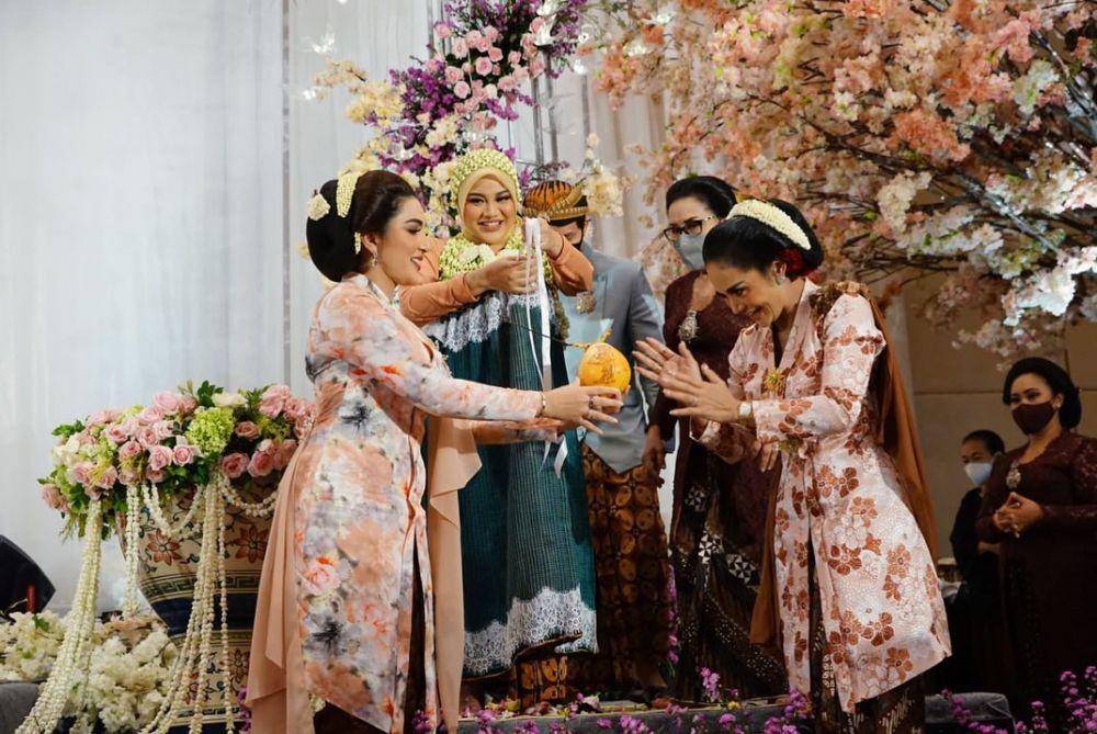 Krisdayanti di 7 bulanan Aurel Hermansyah (Instagram.com/officialrcti/)