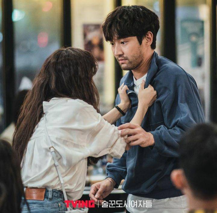 cuplikan drama Work Later, Drink Now (instagram.com/tving.official)