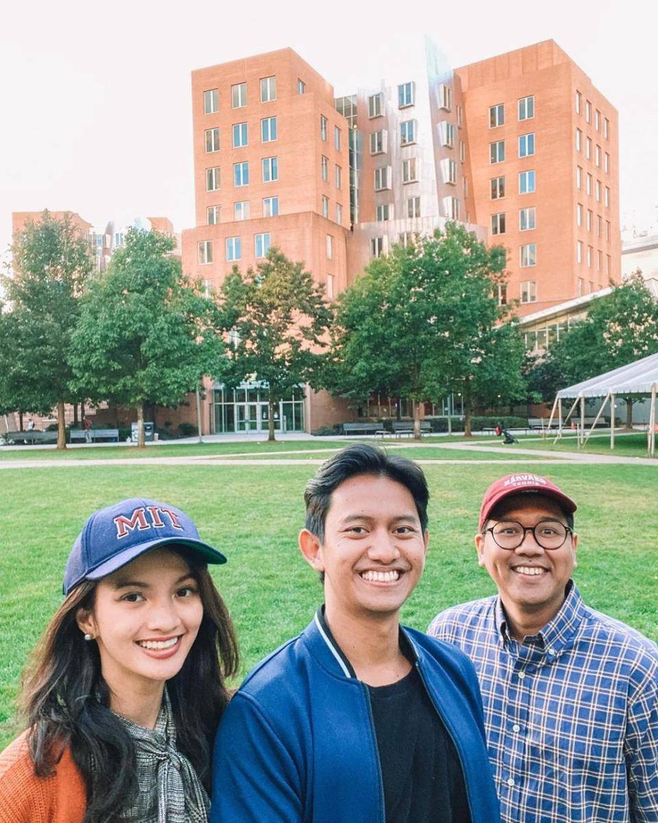 potret Bina dan Belva bersama kolega (instagram.com/belvadevara)