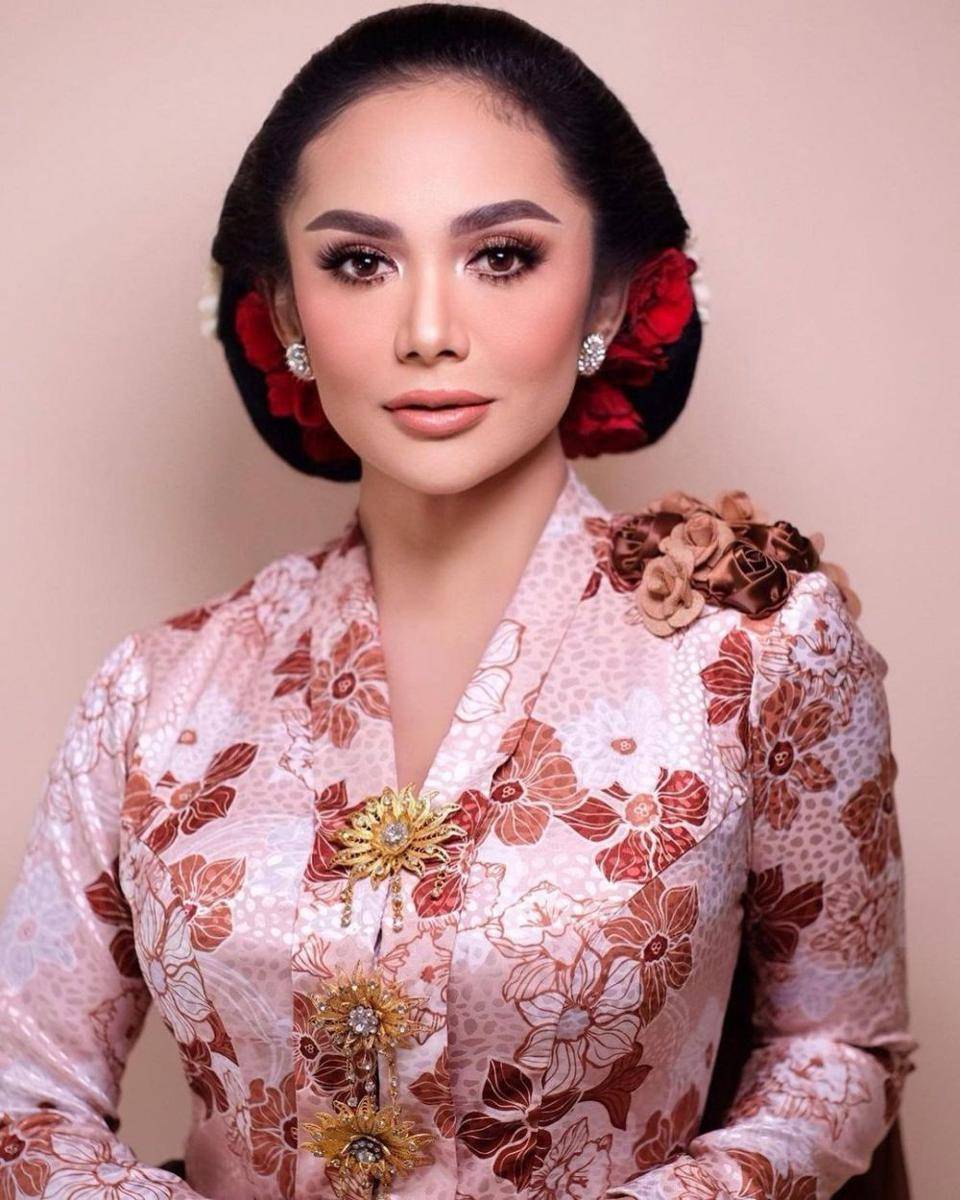 Krisdayanti di 7 bulanan Aurel Hermansyah (Instagram.com/krisdayantilemos/)