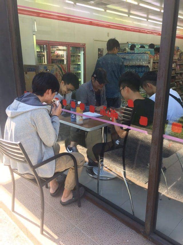 ilustrasi makan siang dengan teman-teman (reddit.com/user/MrMariomans/)