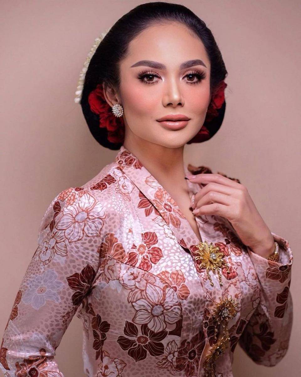 Krisdayanti di 7 bulanan Aurel Hermansyah (Instagram.com/krisdayantilemos/)
