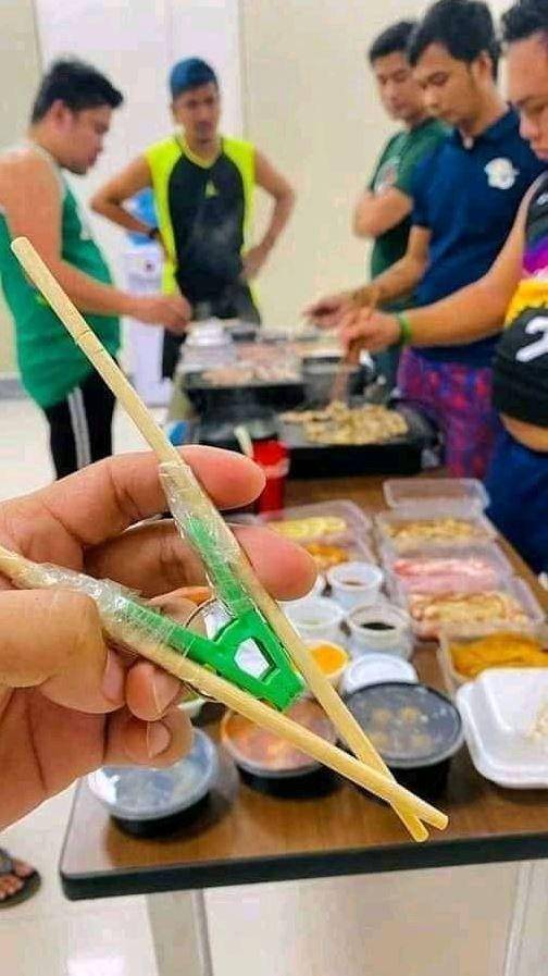 cara makan pakai sumpit (instagram.com/cringe.tapisedap)
