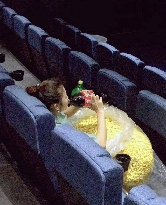 ilustrasi makan popcorn porsi besar di bioskop (reddit.com/user/itsyaboy_spidey/)