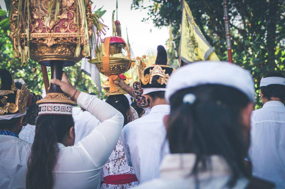Umat Hindu sedang melaksanakan upacara persembahyangan. (pexels.com/belart84)