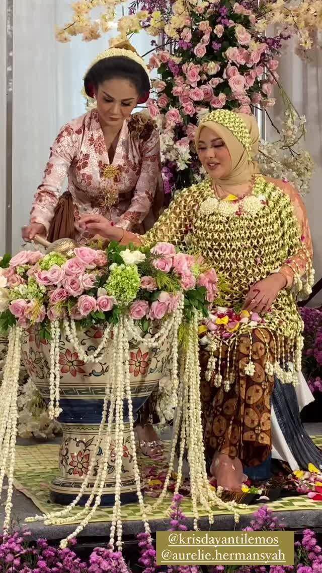 Krisdayanti di 7 bulanan Aurel Hermansyah (Instagram.com/yunishara36/)