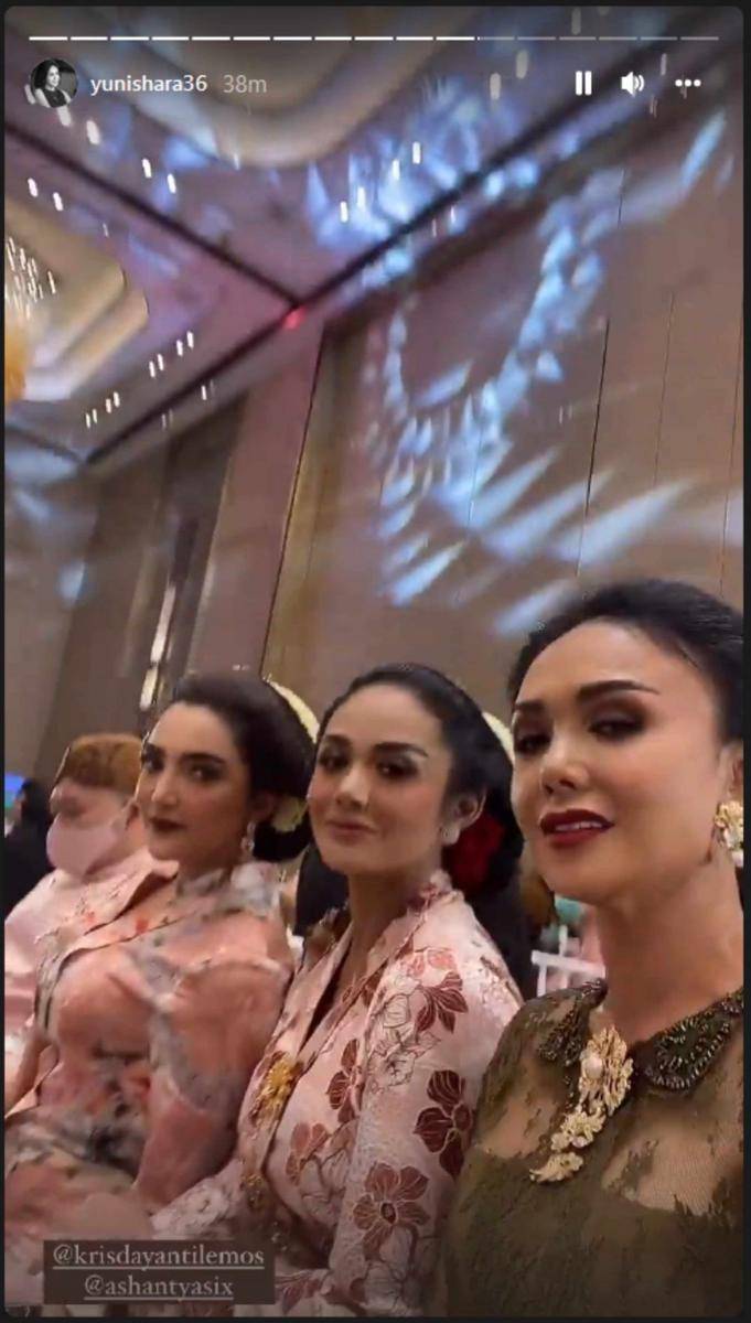 Krisdayanti di 7 bulanan Aurel Hermansyah (Instagram.com/yunishara36/)