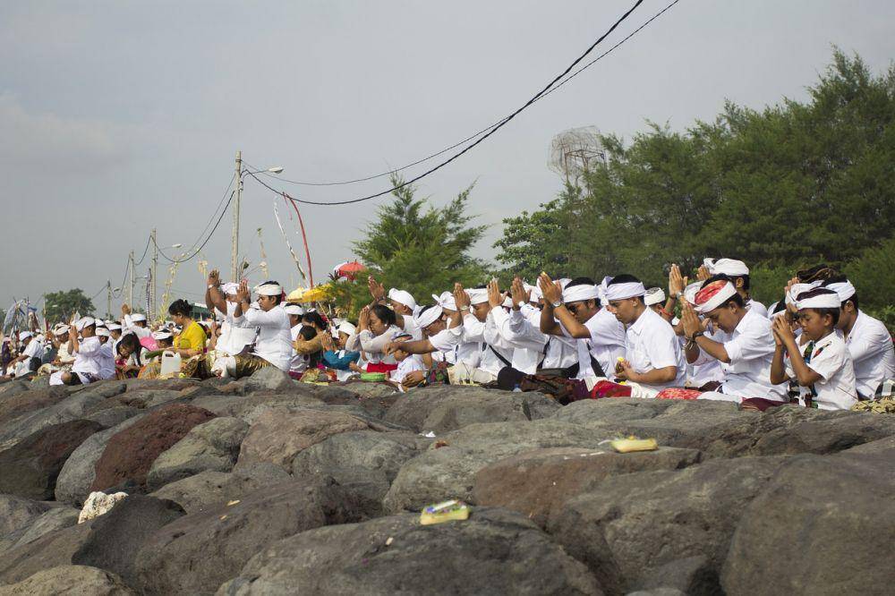 Umat Hindu melakukan persembahyangan bersama (pixabay.com/arnolduspt)