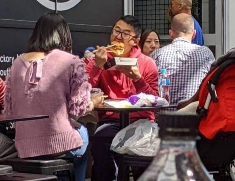 cara makan pakai sumpit (instagram.com/cancergoath)