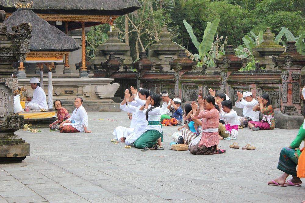 Umat Hindu sedang melakukan persembahyangan. (pixabay.com/dukeash-2227639)