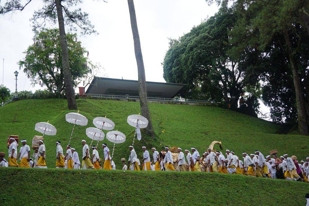 Umat Hindu sedang melakukan upacara di sebuah Pura. (pixabay.com/alitdesign)