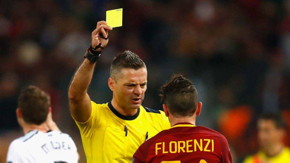 Florenzi mendapatkan kartu kuning saat membela AS Roma pada Mei 2018 (goal.com)