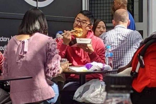 10 Potret Kelakuan Orang Makan Pakai Sumpit, Ngakak Sampai Keselek