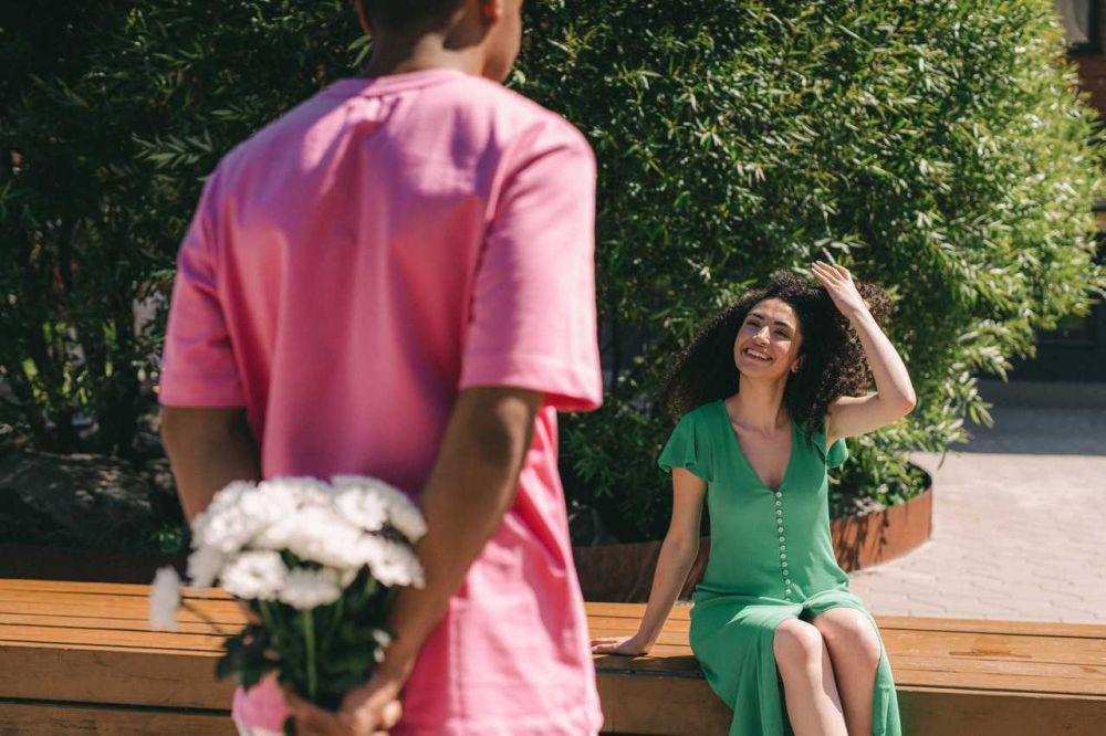 ilustrasi pacar romantis (pexels.com/SHVETS production)