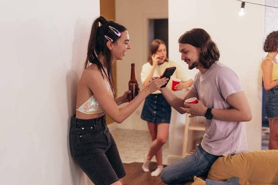 ilustrasi mengobrol (pexels.com/cottonbro)