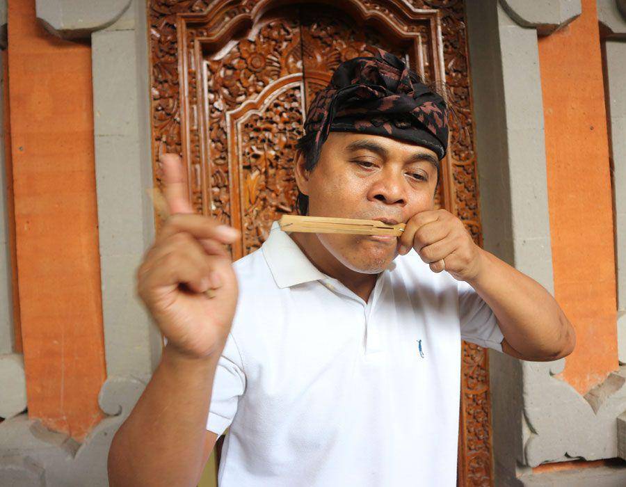 Bli Ciaaattt memainkan genggong. (Dok. pribadi/Ari Budiadnyana)