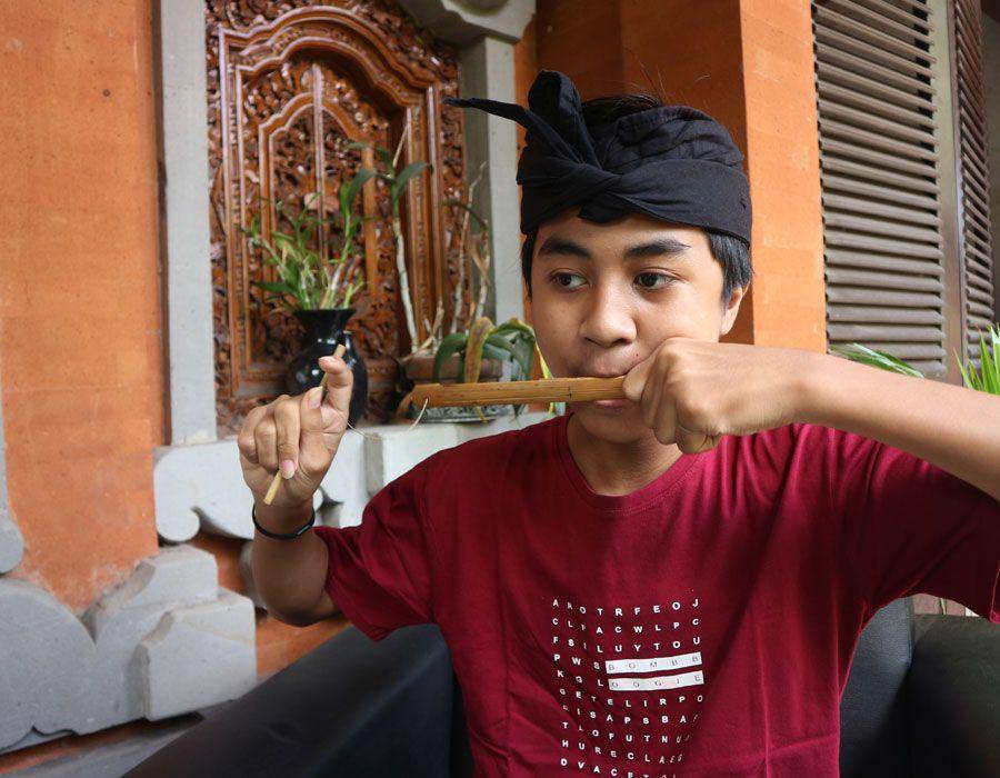 Cara memainkan Genggong tidak sulit kok. (Dok. pribadi/Ari Budiadnyana)
