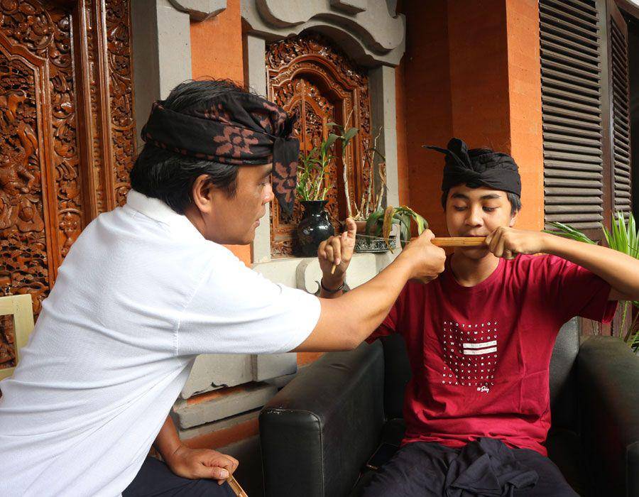 Bli Ciaaattt mengajarkan anaknya bermain genggong. (Dok. pribadi/Ari Budiadnyana)