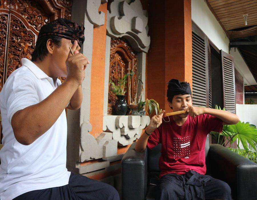 Bli Ciaaattt bermain genggong bersama anaknya. (Dok. pribadi/Ari Budiadnyana)