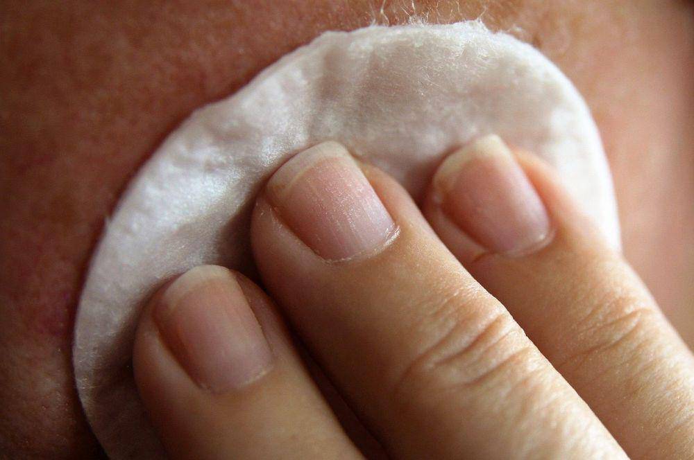 Memakai toner di area mata (pixabay.com/chezbeate)
