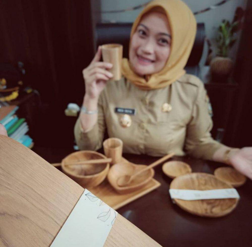 Wakil Wali Kota Madiun mempromisikan kerajinan kayu hasil kreasi perajin di Kota Madiun. (instagram.com/indaraya.id)