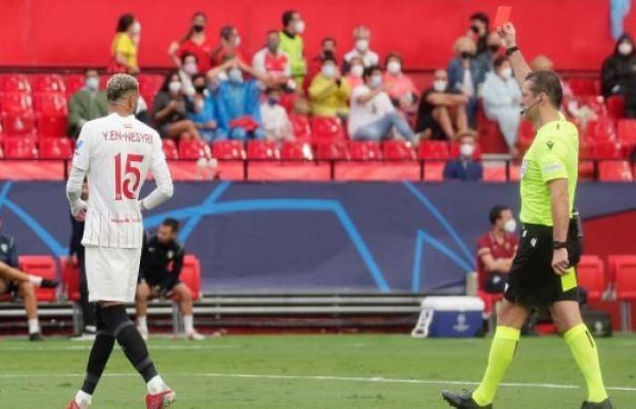 Youssef Al-Nusairi saat mendapatkan kartu merah oleh wasit (middleeast.in-24.com)