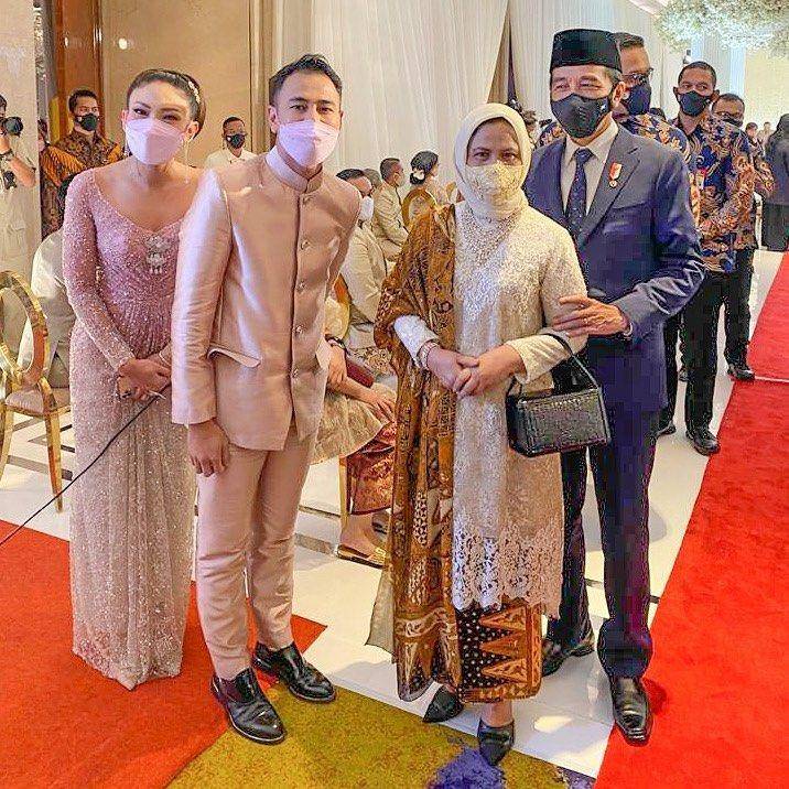 Kebaya Ayu Dewi dan Iriana Jokowi (instagram.com/mrsayudewi)