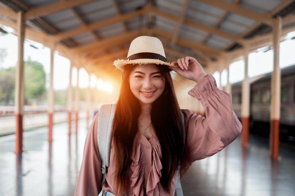 ilustrasi gadis bertopi (pexels.com/Veerasak Piyawatanakul)
