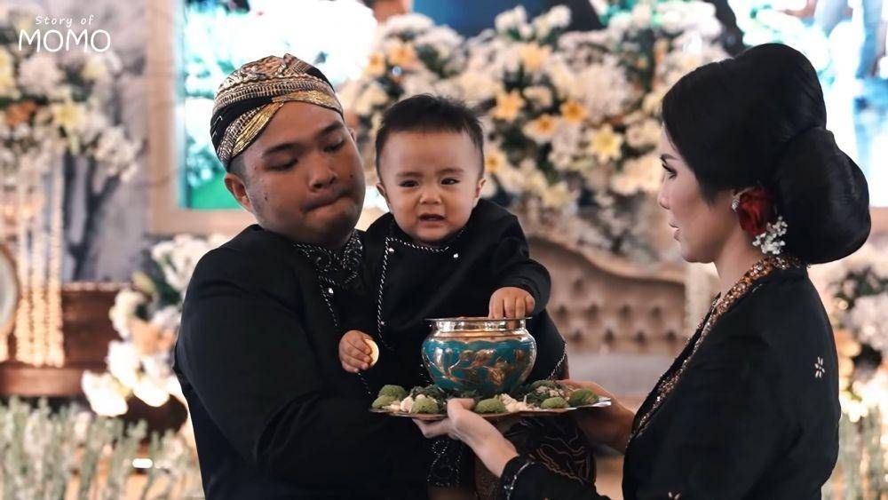 Tedak siten anak kedua Momo Geisha (YouTube/Momo Geisha)