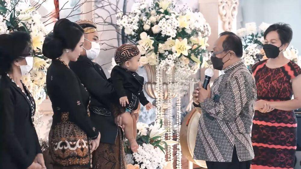 Tedak siten anak kedua Momo Geisha (YouTube/Momo Geisha)