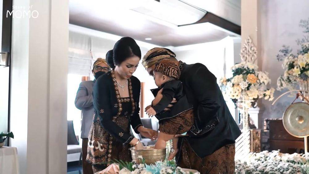 Tedak siten anak kedua Momo Geisha (YouTube/Momo Geisha)
