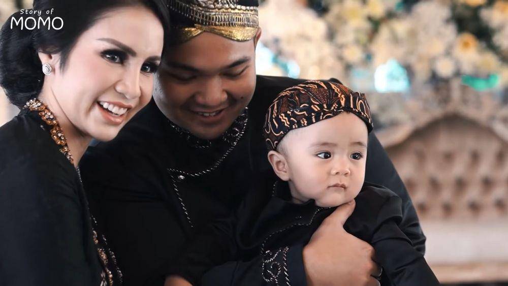 Tedak siten anak kedua Momo Geisha (YouTube/Momo Geisha)