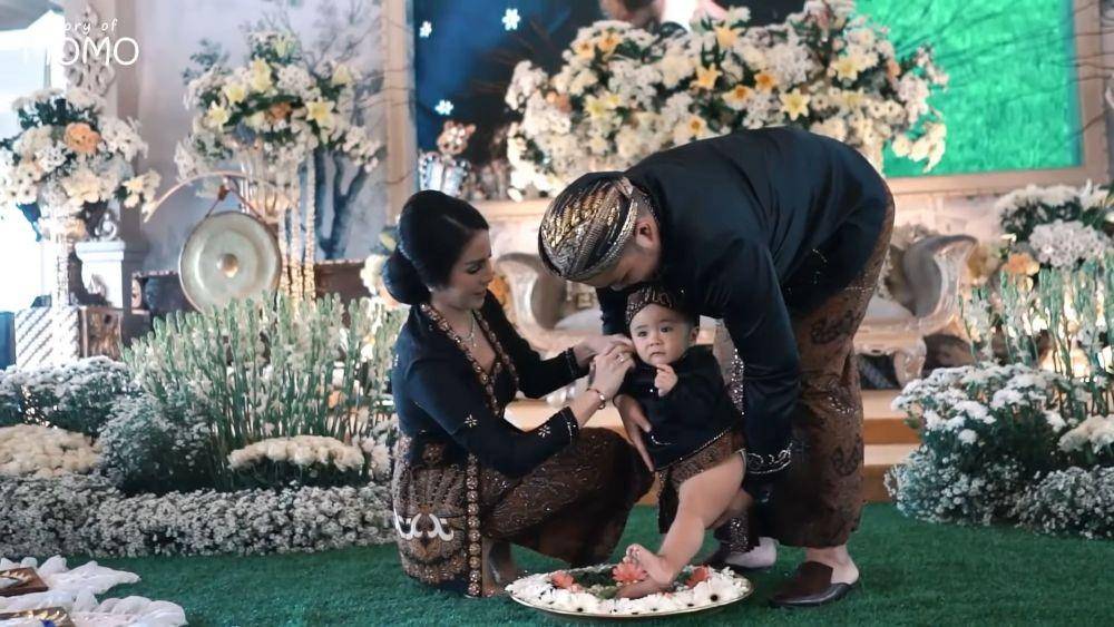 Tedak siten anak kedua Momo Geisha (YouTube/Momo Geisha)