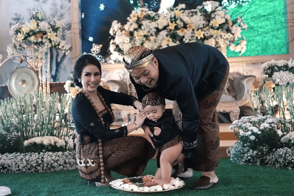 Tedak siten anak kedua Momo Geisha (YouTube/Momo Geisha)
