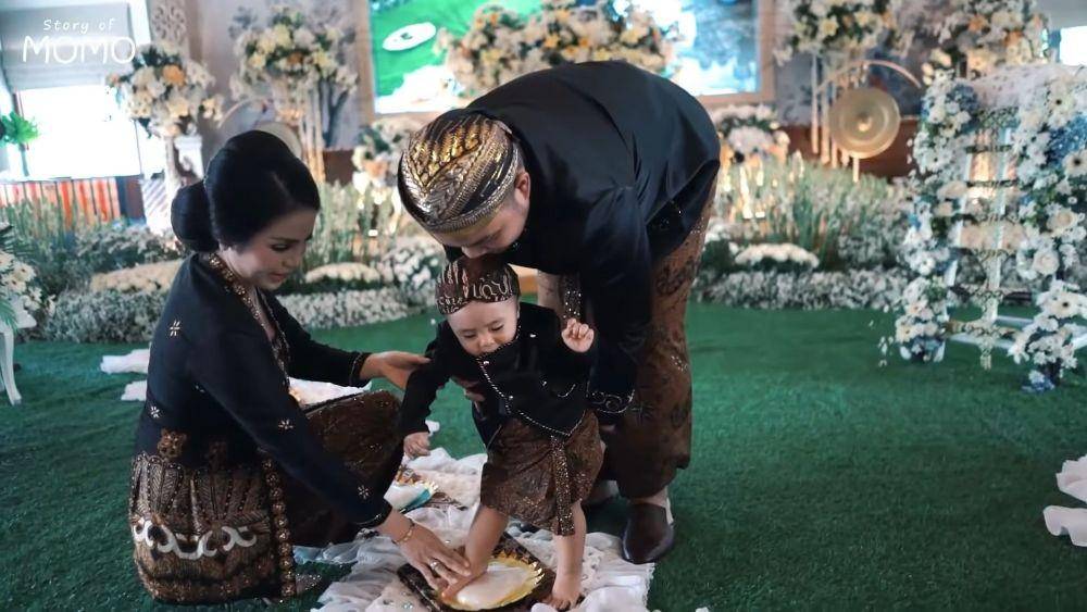Tedak siten anak kedua Momo Geisha (YouTube/Momo Geisha)