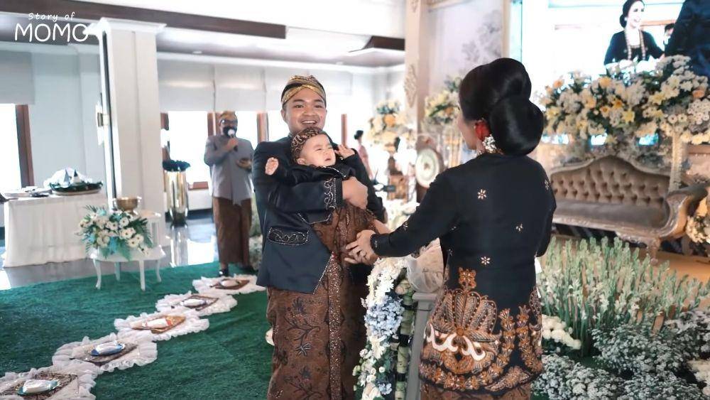 Tedak siten anak kedua Momo Geisha (YouTube/Momo Geisha)