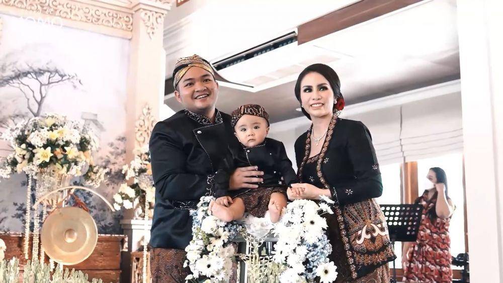 Tedak siten anak kedua Momo Geisha (YouTube/Momo Geisha)