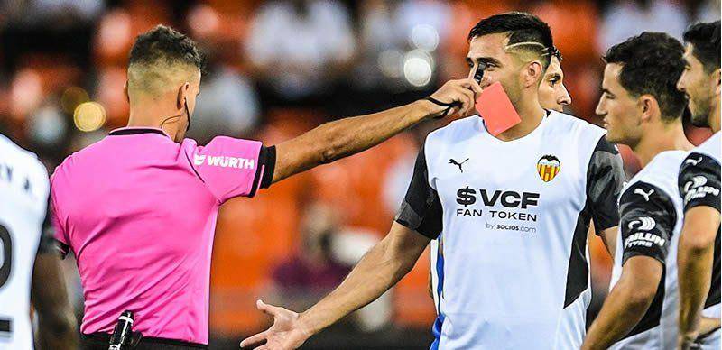 Hugo Guillamon mendapatkan kartu merah dari wasit (thenewwatcher.com)