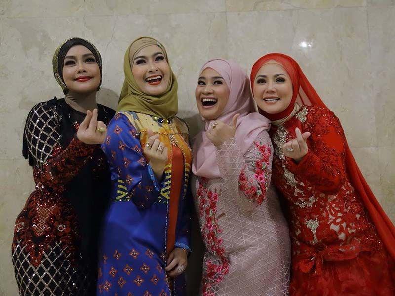 Kerap Tampil Bareng, 10 Potret Kompak Iyeth, Iis, Kristina, dan Ikke