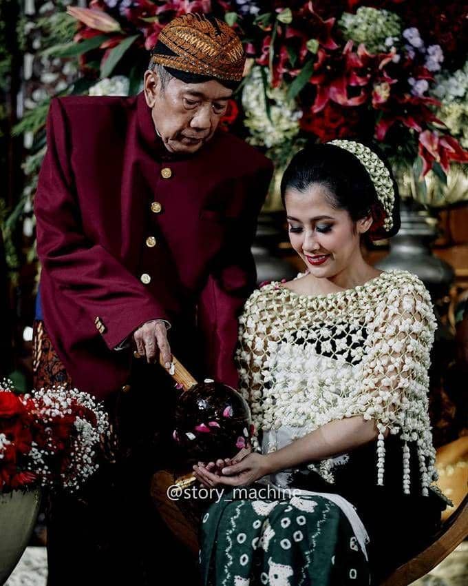 Ardina Rasti mitoni. (Instagram.com/story_machine)