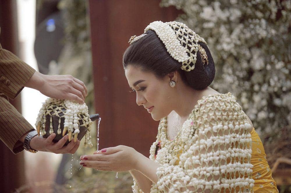 Vicky Shu mitoni. (Instagram.com/aldiphoto)