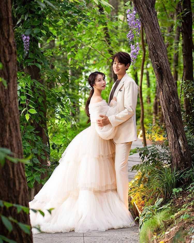 Lee Ji Hoon dan sang istri (instagram.com/_leejeehoon)