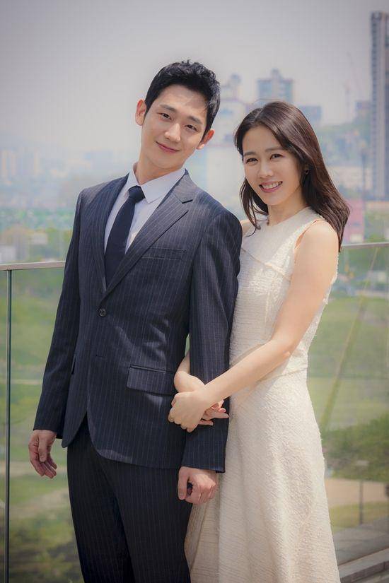 Jung Hae In dan Son Ye Jin dalam drama Something in the Rain. (dok. jTBC/Something in the Rain)