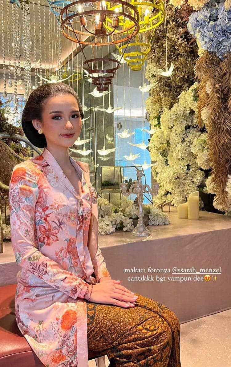 Sarah Menzel di 7 bulanan Aurel (Instagram.com/cantikawannadewi)