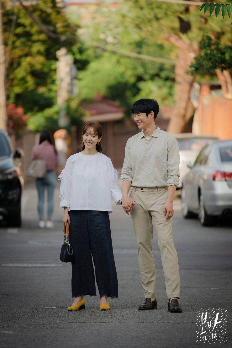 Jung Hae In dan Han Ji Min dalam drama One Spring Night. (dok. MBC/One Spring Night)
