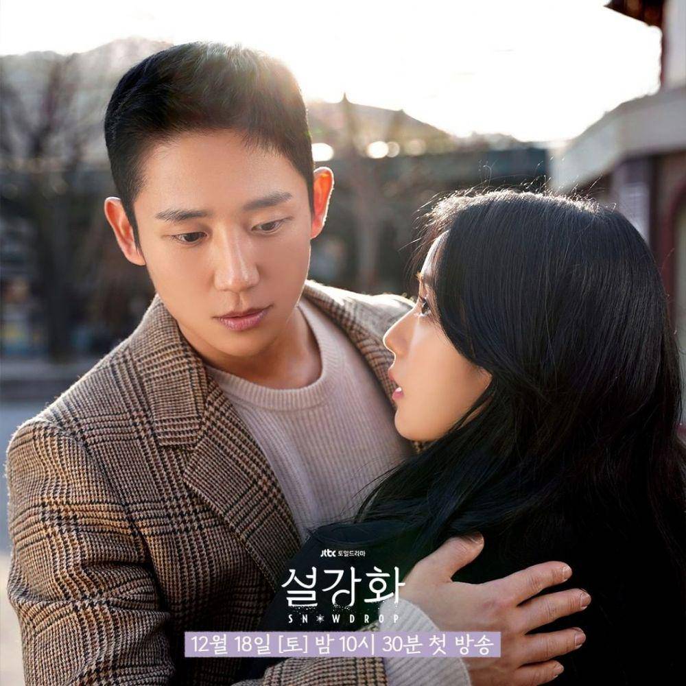 Jung Hae In dan Jisoo BLACKPINK dalam drama Snow Drop. (dok. jTBC/Snow Drop)